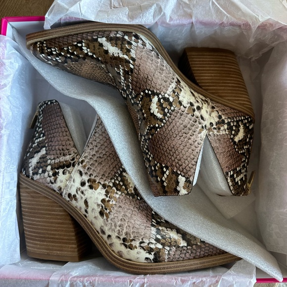 NWB Vince Camuto Gigietta Bootie in Bronze Snake Print - Picture 4 of 14